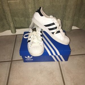 White adidas shoes (superstar shoes)